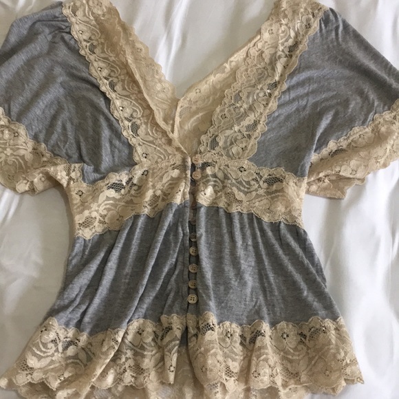 ❌SOLD❌Victorian style blouse with button back - Picture 2 of 2